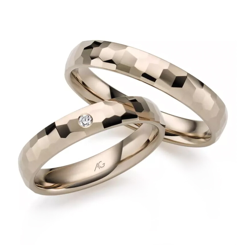 Trauringe Haselnussgold gehämmert Brillant 0,020 ct.