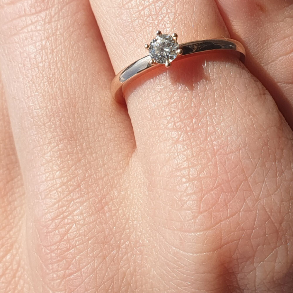 Verlobungsring Solitär Roségold Brillant EH005127 Handbild