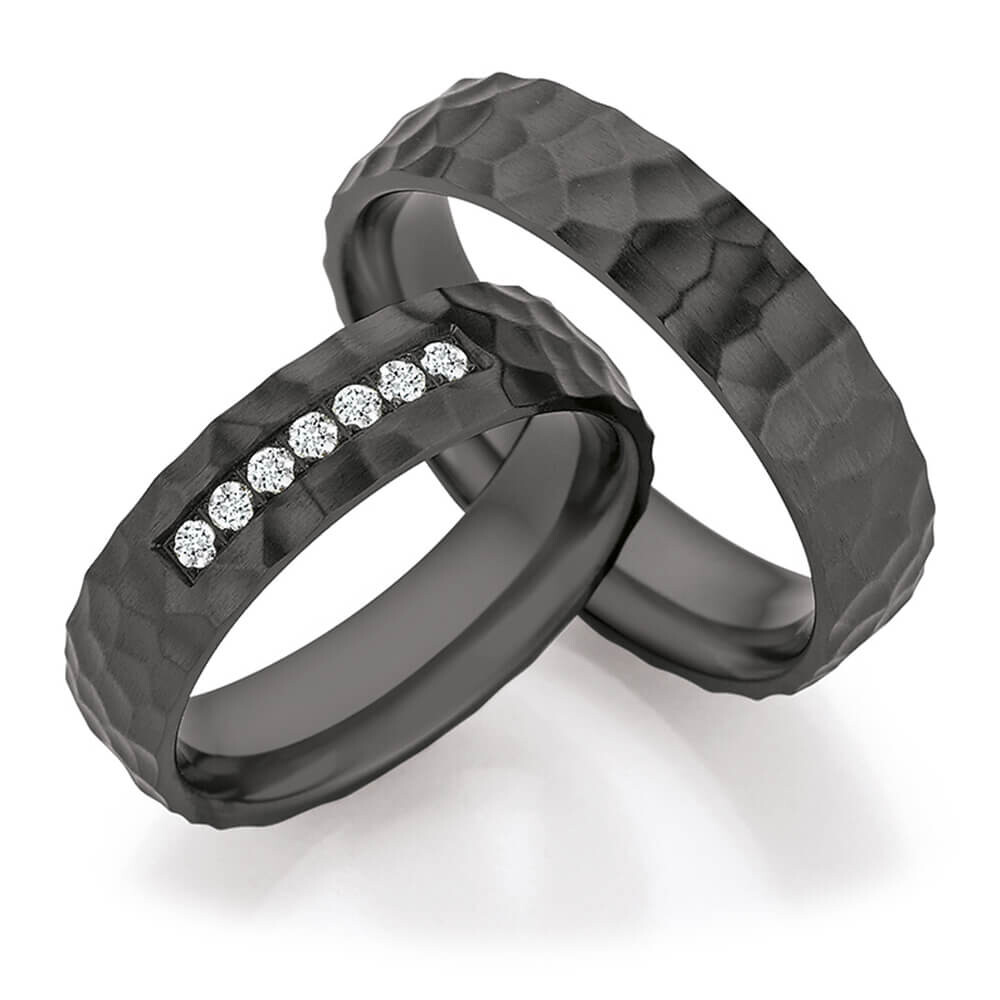 Schwarze Eheringe Zirkonium Hammerschlag Diamanten 0,175 ct.