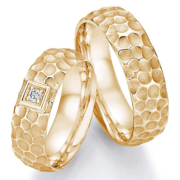 Trauringe aus Gelbgold mit einem Brillanten