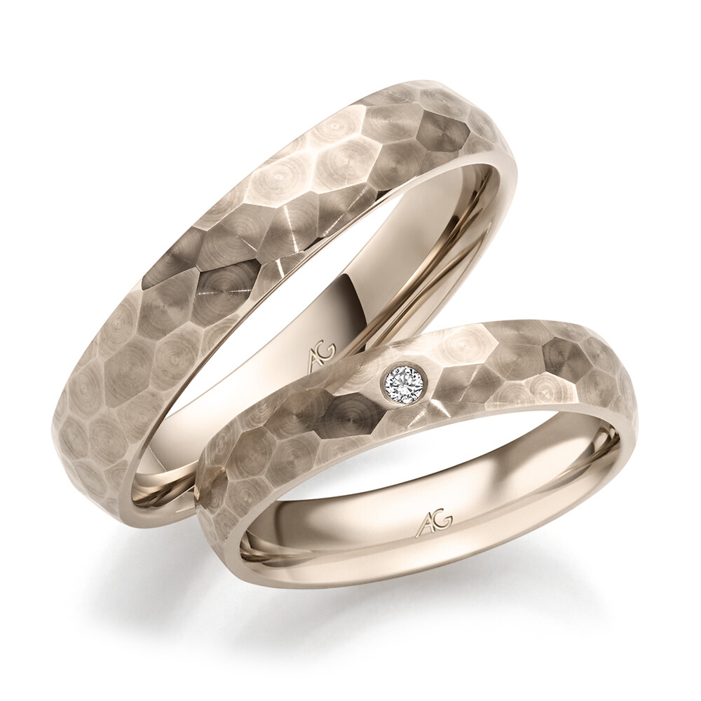 Trauringe Haselnussgold gehämmert Brillant 0,020 ct.