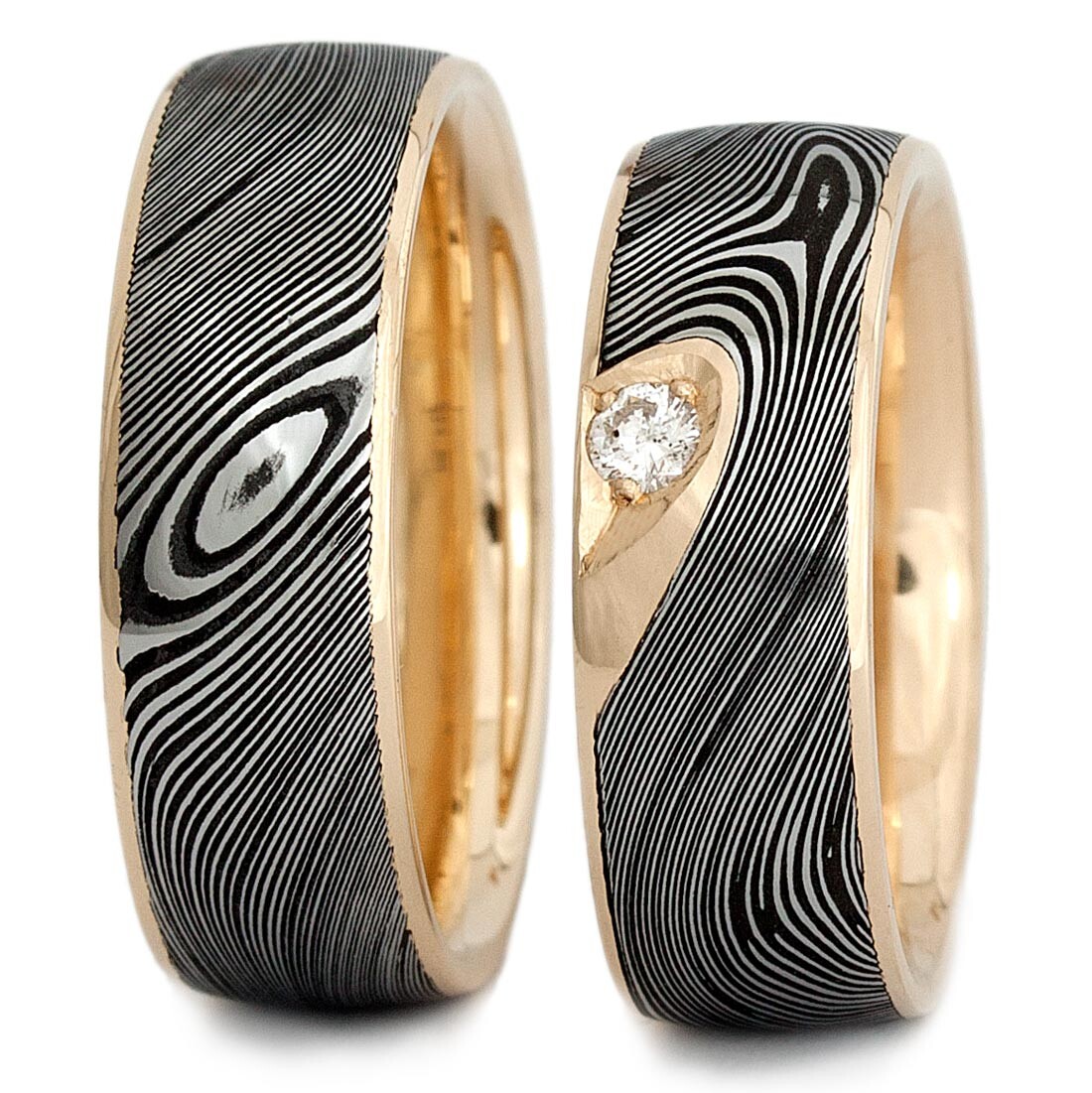 Damaszenerstahl Eheringe mit Gelbgold, Brillant 0,050 ct.